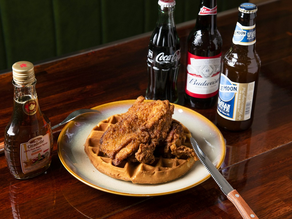 ボリューミィなお食事ワッフル『チキンワッフル』