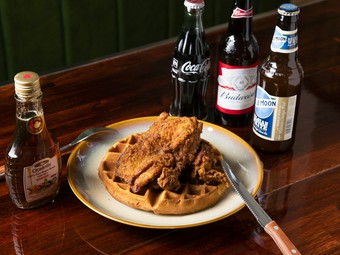 ボリューミィなお食事ワッフル『チキンワッフル』