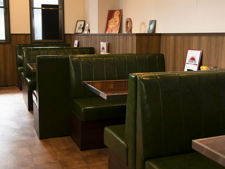 モスグリーンのシートに座れば、居ながらにして気分はアメリカ