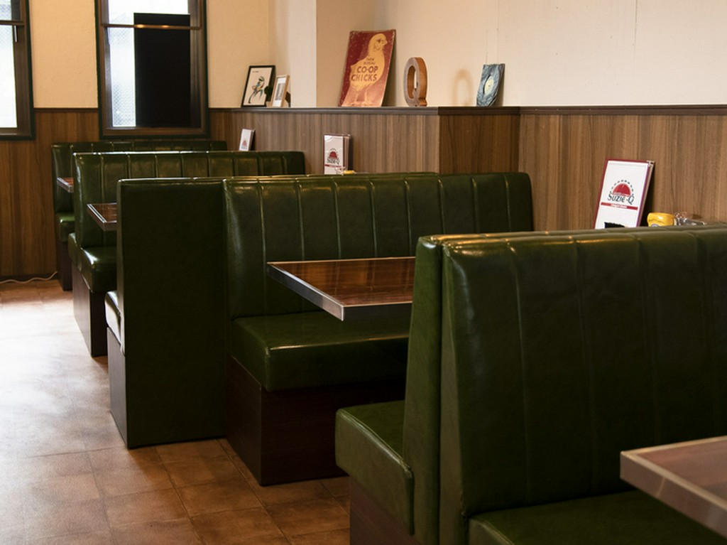 モスグリーンのシートに座れば、居ながらにして気分はアメリカ