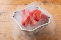 食べて美味しい！見て楽しい一品。
卓上で液体窒素を使って急速冷凍したとまとは甘味と旨味が凝縮されます！