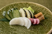 「最後にもう一品！」に丁度いいお漬物盛り合わせは、ついつい頼んでしまう逸品です。