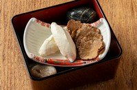 秋田の漬物『いぶりがっこ』のスモーキーな風味と食感、クリームチーズの甘味と酸味が合わさった、癖になるお料理です。