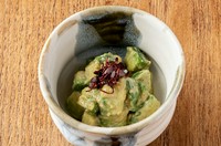 クリーミィなアボカドと旨味抜群のあけがらしは相性良し。
病みつきになる逸品です。