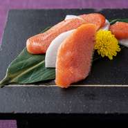 軽く炙って香ばしくした明太子と、大根のシャキシャキとした食感。
適度な塩味に日本酒が進むひと皿です。