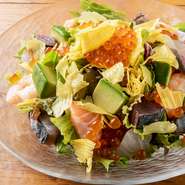 鮮魚といくら、アボカドの入ったサラダは和のドレッシングでさっぱりとお召し上がり頂けます。