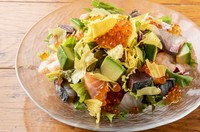 鮮魚といくら、アボカドの入ったサラダは和のドレッシングでさっぱりとお召し上がり頂けます。