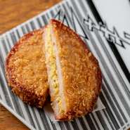 トリュフ香るスクランブルエッグを挟んで揚げたどこにもないハムカツ。
自分史上最高のハムカツになる事、必至です。