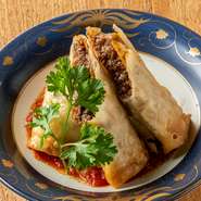 河内鴨使用のミートソースを自家製ラザニア生地で挟み、食べやすい春巻きにしました。