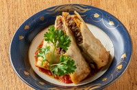 河内鴨使用のミートソースを自家製ラザニア生地で挟み、食べやすい春巻きにしました。