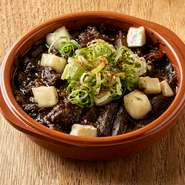 柔らかく炊いた牛スジにとろりカマンベール、コンニャクのテッパン相性です！