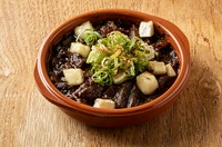 柔らかく炊いた牛スジにとろりカマンベール、コンニャクのテッパン相性です！