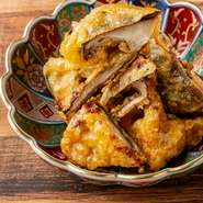 超肉厚の椎茸を揚げて、醤油と絡ませ、もう一度揚げたたまらん逸品です。