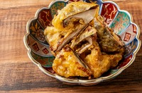 超肉厚の椎茸を揚げて、醤油と絡ませ、もう一度揚げたたまらん逸品です。