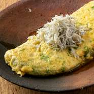 どっさりしらすのオムレツ。
あおさ海苔の香りがアクセントです。