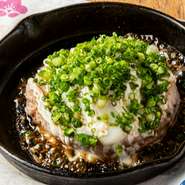 開店当初からの人気メニュー♪
マグロのユッケをレアに焼き上げた病みつき料理です。