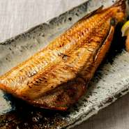 脂がのった肉厚でふっくら柔らかな縞ほっけ。
さっぱりとした泡、白ワインとよく合います。