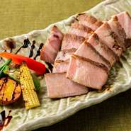 お肉は程良い歯応えで脂身がさっぱりで甘味しっかり。
ご家族で愛情込めて育てられた青森の豚さん。