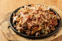 シンプルにうまいっ！
ビール飲みながら焼きそばつつく、、、間違いないですね。