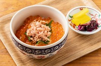贅沢にハラスとイクラがのった親子丼海鮮バージョンです！