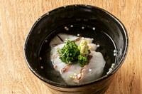 居酒屋定番の鯛茶漬けをひと工夫。
コクのあるさらっとした特製胡麻だれが鯛の旨味を引き出します。