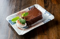 濃厚なチョコレートの旨みを楽しめるブラウニーは女子必食！
