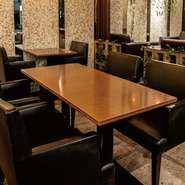 日がよく入る開放感あるオシャレな内装