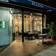 入口側の扉が全て開放できる広々としたお店