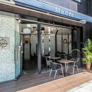 入口側の扉が全て開放できる広々としたお店