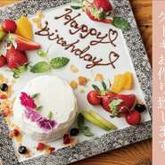 「お誕生日・ご結婚祝い・入学祝い等の記念日でご利用の際は、デザート盛り合せにメッセージを添えてご用意させて頂きます。ご予約時にお気軽にお訊ね下さいね♪」
シェフ 松本 一平