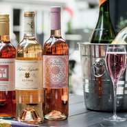 女子会のお客様も多いお店。お肉料理はもちろん、旬野菜＆魚介料理を囲みながら、女子トークに浸れます。お酒の豊富さも魅力。『日替わりグラスワイン』もあるので、スタッフにお声がけを!