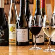 名物料理や季節の料理、グルメな二人をうならせるおいしさ。グラスワイン約15種、ワインカクテル約10種と、お酒も自在に選べる充実度。店内の活気も明るく楽しく、ほんのり幸せに酔えます。