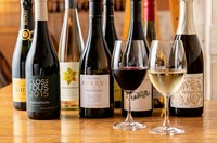 「ワインはグラスで15銘柄を常時取り揃えております。ワイン好きの方にはぜひお越し頂きたいと思っております。ビールやハイボール、ワインカクテルもたくさん揃えております。自家製のサングリアもおすすめです。」