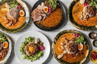 お昼時は、無類のカレー好きの店主が作る『スパイスカレー専門店』です。
Uber Eatsやテイクアウトでもご注文頂けますので、是非ご注文お待ちしております。
詳細は『ランチページ』をご覧下さいませ。