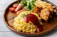 内容は『オムライス、唐揚げ、ソーセージ、ポテトフライ、サラダ、ドリンク』です。
※嫌いなもの、アレルギーなどございましたらご対応致しますので、遠慮なくおっしゃて下さいね。
