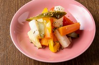 ワインを片手に口が寂しいそんな時は、旬の野菜を使った自家製のピクルスをどうぞ。