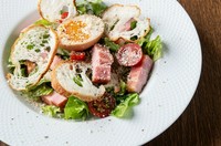 厚切りベーコンとカリカリのパンをお野菜の上にのせました。
※表示価格は２人前の価格です。人数に合わせて量を調整致します。