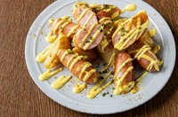 ドイツの屋台料理。
カレーの濃厚ソースをソーセージとじゃが芋にかけました。