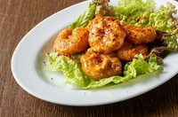 スパイス衣で揚げたサクサク海老はアテに最高。