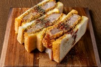 Madre自慢のスパイスカレーと揚げたてカツのジューシーサンドウィッチ。