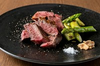 ギュッと噛みしめて口にひろがる肉の旨味と、和のスパイス山葵で爽やかな一品。