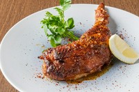 ガーリック、チリ、ジンジャーをしっかりもも肉に揉みこんだ一品。