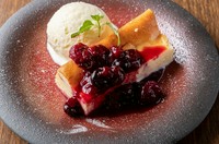 お店で焼き上げている自慢の濃厚チーズケーキ。