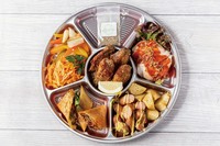 ①人参カラムーチョ②揚げジャークチキン③ワインに合うよだれ鶏④挽肉とクミンの揚げ春巻き⑤ガリシア栗豚のカリーブルスト⑥自家製ミックススパイスの小袋
