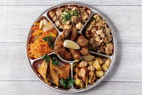 ①キーマ麻婆豆腐②お野菜ピクルス③人参カラムーチョ④Madreのポテサラ⑤揚げジャークチキン⑥挽肉とクミンの揚げ春巻き⑦ホルモンとチャンジャの炒飯⑧ガリシア栗豚のカリーブルスト⑨自家製ミックススパイス小袋