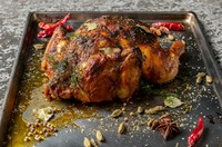 オーブンと鉄板焼きで皮面をパリッとさせた丸鶏は、しっとりしたむね肉と、歯応えで旨味のあるもも肉と部位ごとの旨味も抜群です。じっくりと焼き上げるため、１時間ほどお時間頂きます。
