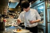 「なぜこのお料理にはこの食材を使うのか？」「洋食料理にも和の食材を入れ、日本を感じて頂く」等、盛付けや器だけにこだわるのでなく、『料理人 松本一平』としてお料理の理(ことわり)を大切にしております。