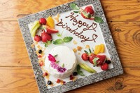 「お誕生日・ご結婚祝い・還暦祝い等の記念日でご利用の際は、デザート盛り合せにメッセージを添えてご用意させて頂きます。ご予約時にお気軽にお訊ね下さいね♪」
シェフ 松本 一平
