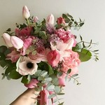 「お祝いの席に更に華を添えれるよう、お店で花束(3,000円～)をご用意させて頂きます。詳しくはお電話にてご相談下さい♪」※別途料金を頂戴いたします。