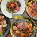 Madreでは『定番カレー』『カツカレー』『キーマカレー』『日替わりカレー』を提供しております。
４種類のカレーは全て、スパイス配合を全て変えてひとつずつ丁寧に仕込んでいます。